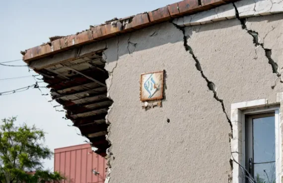 Fissures Façade : Comment savoir si une façade a besoin d&rsquo;un ravalement ?